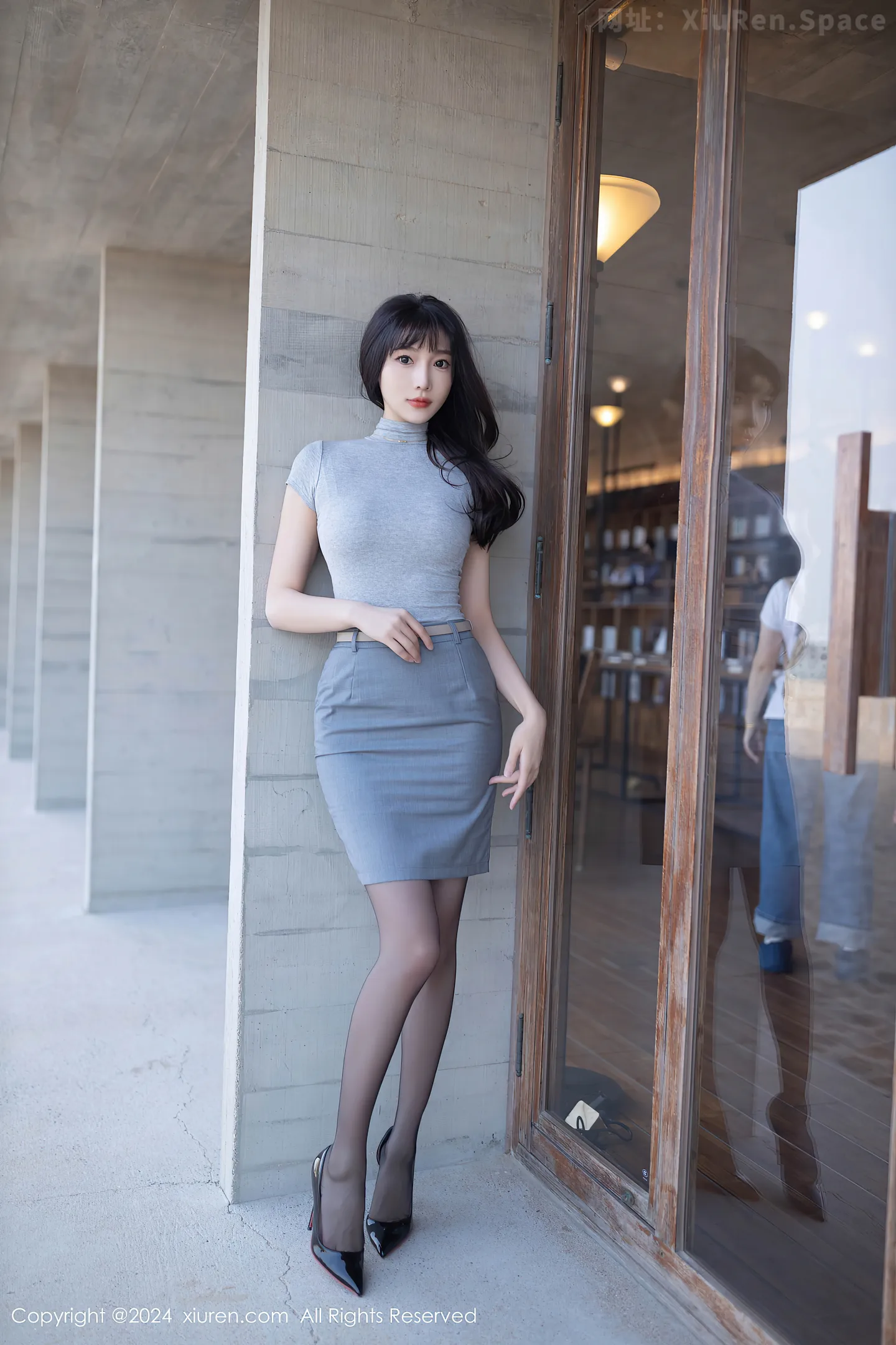 图片[3]-[XiuRen秀人网] VOL.9450 模特陆萱萱性感灰色OL服饰露红色内衣配开档黑丝极致魅惑写真80P-秀人网官方网站